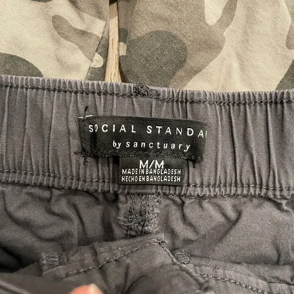 Pair of 2 Women's Social Standard Grey and Camouflage Cargo Shorts - size medium - Picture 3 of 3